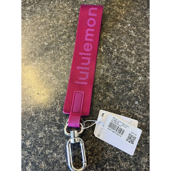 Lululemon Never Lost Keychain One Size Wild Berry Sonic Pink WLDB/SNCP 78619 - Picture 2 of 5